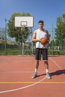 Junger Mann spielt Basketball - MGIF00486