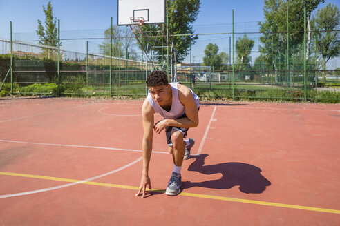 Junger Mann spielt Basketball - MGIF00488