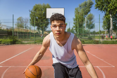 Junger Mann spielt Basketball - MGIF00489