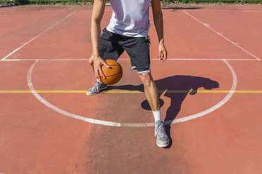 Young man playing basketball - MGIF00490