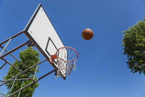 Basketball und Basketballkorb, blauer Himmel - MGIF00491