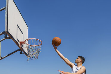 Junger Mann spielt Basketball - MGIF00493