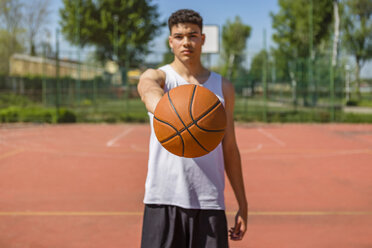 Junger Mann spielt Basketball, gibt den Basketball ab - MGIF00498