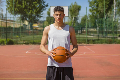 Junger Mann spielt Basketball - MGIF00499