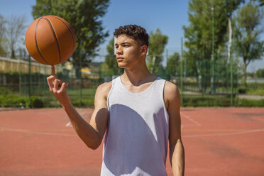 Junger Mann spielt mit Basketball - MGIF00500
