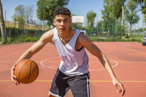 Junger Mann spielt Basketball - MGIF00501