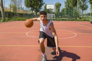 Junger Mann spielt Basketball - MGIF00502