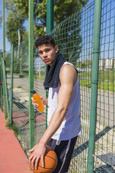 Junger Basketballspieler mit Plastikflasche - MGIF00505