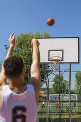 Junger Mann spielt Basketball - MGIF00507