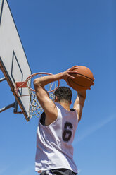 Junger Mann spielt Basketball - MGIF00509