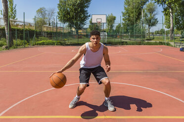 Junger Mann spielt Basketball - MGIF00512
