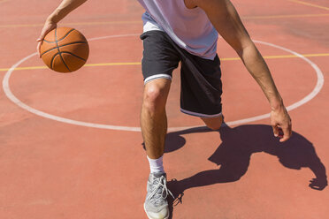 Junger Mann spielt Basketball - MGIF00513