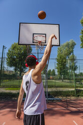 Junger Mann spielt Basketball - MGIF00518