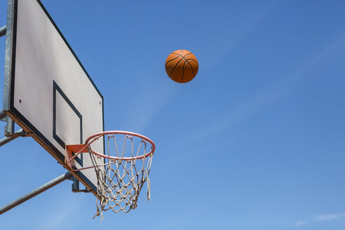 Basketball und Basketballkorb, blauer Himmel - MGIF00519