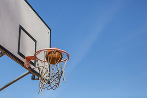 Basketball und Basketballkorb, blauer Himmel - MGIF00520