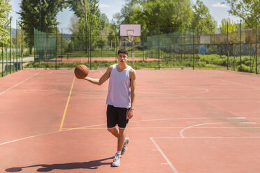 Junger Mann spielt Basketball - MGIF00525