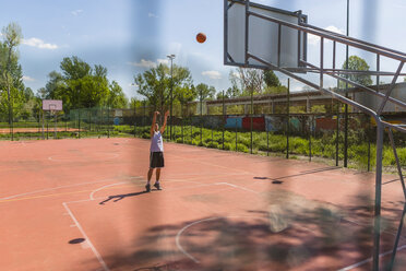 Junger Mann spielt Basketball - MGIF00527