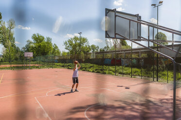 Young man playing basketball - MGIF00528