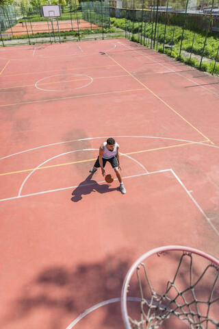 Junger Mann spielt Basketball, lizenzfreies Stockfoto