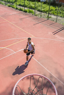 Junger Mann spielt Basketball - MGIF00530