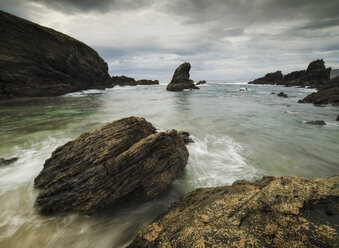 Atlantischer Ozean und Felsen am Strand von Fontes, Ferrol, Spanien - RAEF02271