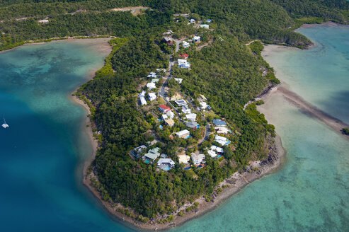 Luftaufnahme von Häusern in Airlie Beach, Queensland, Australien - RUNF02239