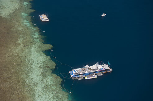 Luftaufnahme des Great Barrier Reef und Ausflugsboot, Queensland, Australien - RUNF02246