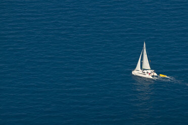 Luftaufnahme eines einsamen Bootes, Great Barrier Beach, Queensland, Australien - RUNF02266