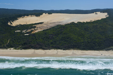 Luftaufnahme des 75-Meilen-Strandes, Fraser Island, Queensland, Australien - RUNF02270