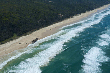 Luftaufnahme des 75-Meilen-Strandes und des Schiffswracks Mahona II, Fraser Island, Queensland, Australien - RUNF02271