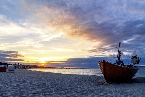 Boot am Strand in der Dämmerung, Binz, Rügen, Deutschland - PUF01516