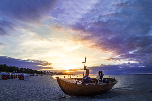 Boot am Strand in der Dämmerung, Binz, Rügen, Deutschland - PUF01517