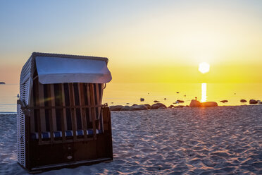 Blick auf den Strand mit überdachtem Strandkorb in der Dämmerung, Binz, Rügen, Deutschland - PUF01522