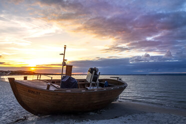 Boot am Strand in der Dämmerung, Binz, Rügen, Deutschland - PUF01527