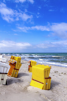 Blick auf den Strand mit Strandkörben mit Kapuze, Ahrenshoop, Deutschland - PUF01529