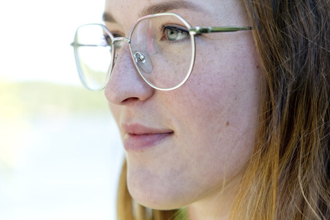 Porträt einer jungen Frau mit Brille, lizenzfreies Stockfoto