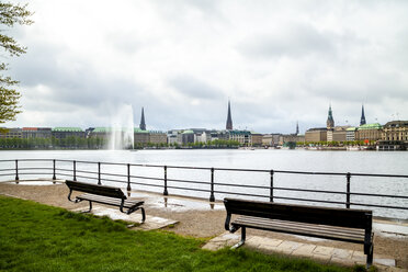 Stadtansicht mit Binnenalster im Vordergrund, Hamburg, Deutschland - PUF01532