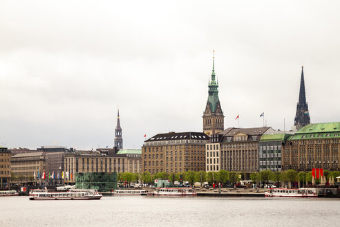 Stadtansicht mit Rathaus und St. Nikolai-Denkmal und Binnenalster im Vordergrund, Hamburg, Deutschland - PUF01533