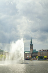 Blick auf das Rathaus mit Binnenalster und Alsterbrunnen im Vordergrund, Hamburg, Deutschland - PUF01539