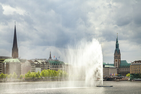 Blick auf das Rathaus mit Binnenalster und Alsterbrunnen im Vordergrund, Hamburg, Deutschland - PUF01540