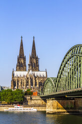 Blick auf den Kölner Dom mit Hohenzollernbrücke und Rhein im Vordergrund, Köln, Deutschland - PUF01541