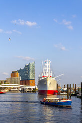 Blick auf die Elbphilharmonie mit Schiff und Booten im Vordergrund, Hamburg, Deutschland - PUF01542