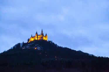 Blick auf die Burg Hohenzollern zur blauen Stunde, Bisingen, Deutschland - PUF01547