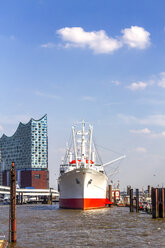 Blick auf die Elbphilharmonie mit dem Schiff Cap San Diego im Vordergrund, Hamburg, Deutschland - PUF01555