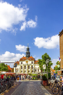 Blick auf das Rathaus mit Wochenmarkt im Vordergrund, Lüneburg, Deutschland - PUF01557