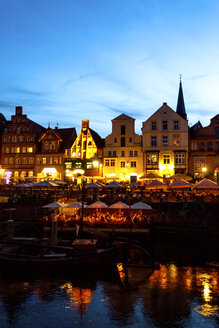 Beleuchtete Giebelhäuser am Stintmarkt, Lüneburg, Deutschland - PUF01563