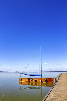 Segelboot am Steg, Steinhuder Meer, Steinhude, Deutschland - PUF01575