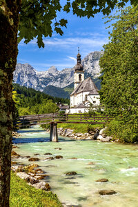 Pfarrkirche St. Sebastian mit Reiteralpe im Hintergrund, Ramsau, Deutschland - PUF01577