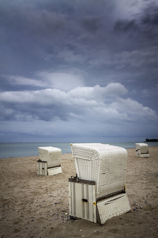 Strandkörbe mit Kapuze am Strand, Ostsee, Scharbeutz, Deutschland, lizenzfreies Stockfoto