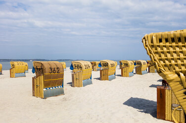 Strand mit Strandkörben mit Kapuze, Ostseebad Laboe, Ostufer, Kieler Förde, Schleswig-Holstein, Deutschland - LHF00635